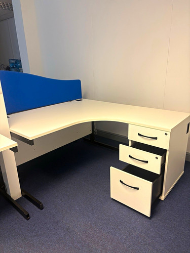 White shaped corner - white,